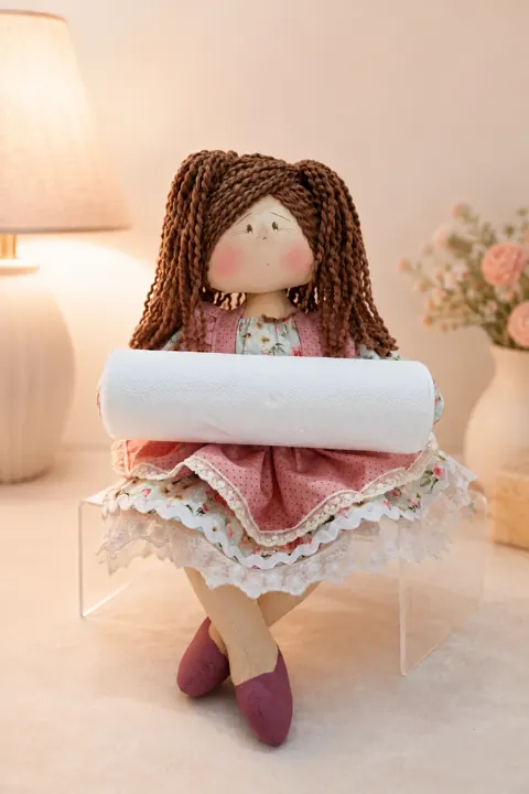 Boneca Porta Papel Toalha com rolo de papel toalha