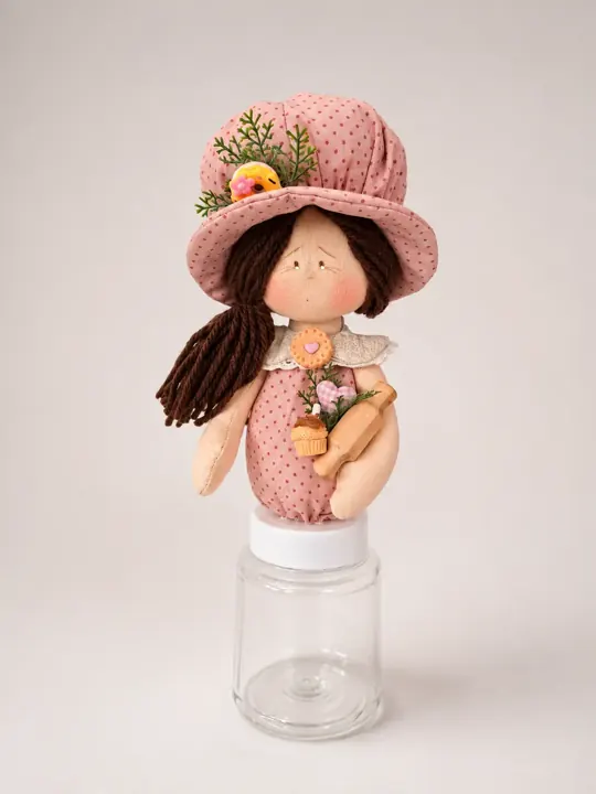 Boneca Pote Maria com chapéu rosa de poá sobre pote
