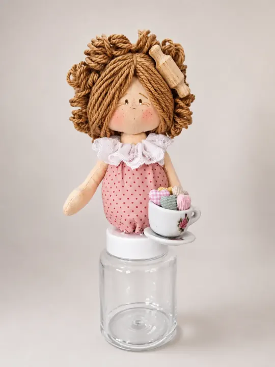Boneca Pote Maria com cabelo castanho cacheado sobre pote
