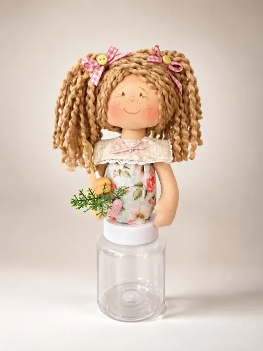 Boneca Pote Maria loira com lacinhos rosa sobre pote